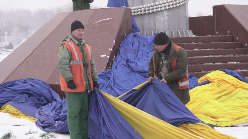 В Киеве сняли с флагштока главный флаг Украины